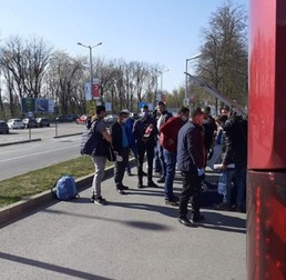 Aeroportul din Iași-oamenii așteaptă zborul spre Berlin