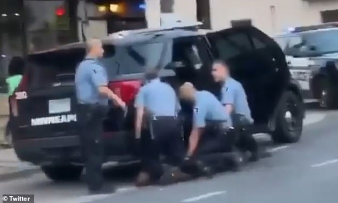 Arestarea care a dus la moartea lui George Floyd. Trei ofițeri privesc cum colegul lor își apasă genunchiul pe gâtul lui Floyd