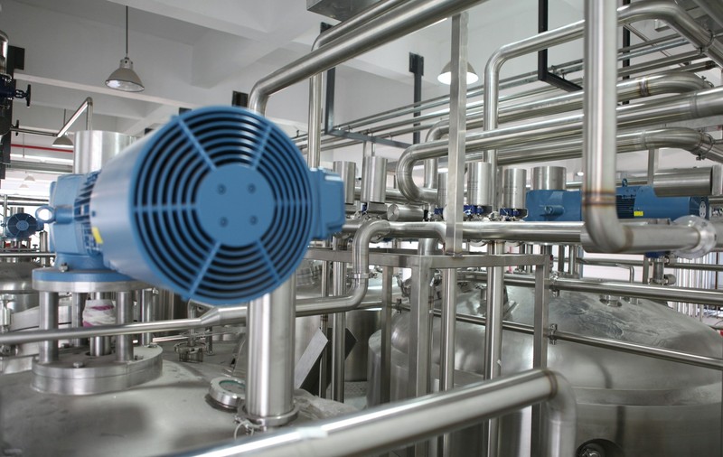 Optimizarea costurilor în industrie: cum tehnologia modernă elimină risipa de pe liniile de producție