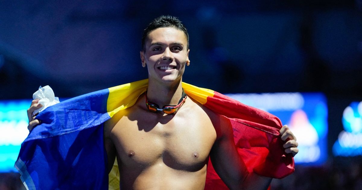 David Popovici poartă tricolorul pe umăr după ce a ieșit din bazi la finalul probei de 100 metri liber, în care a devenit campion mondial la Singapore, 31 iulie 2025