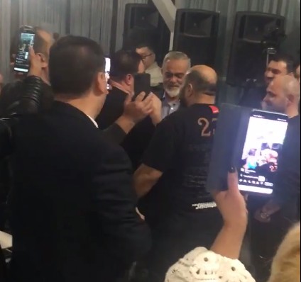 Invitații s-au îngrămădit să dea dedicații
