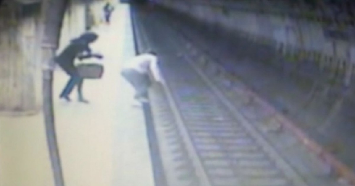 Crima de la staţia de metrou Dristor 1. Magdalena Şerban o împinge pe Alina Ciucu în faţa metroului