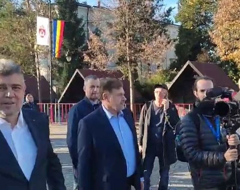 Candidații la prezidențiale au ajuns la slujba de la Catedrala Mitropolitană Iași, pentru Sfânta Parascheva