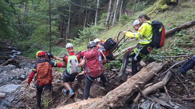 turist-sibiu-murit-langa-cascada-muntii-fagaras