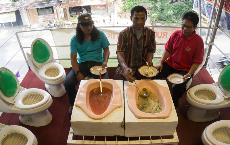 Vasul de toaletă, tema aleasă de un local din Indonezia | FOTO