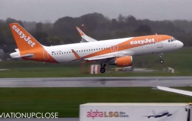 Piloții care au aterizat pe vânt puternic și ploaie deasă. Momente tensionate pe aeroport, în timpul furtunii Callum |VIDEO