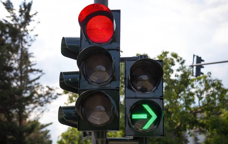 Amendă pentru șoferii români care nu respectă regula semaforului verde intermitent la dreapta