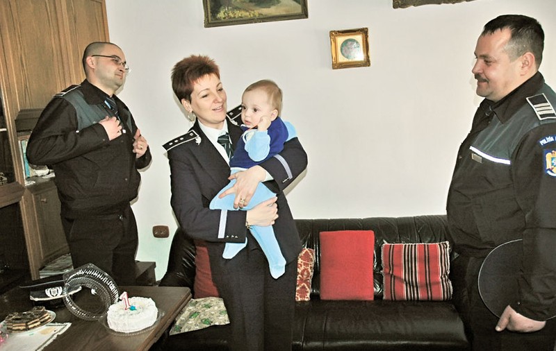 Copilul moşit de poliţişti a împlinit un an