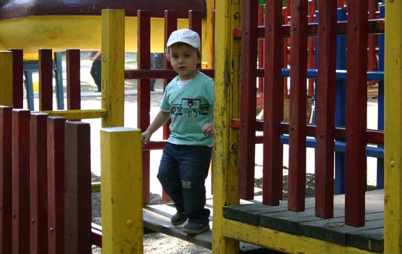 Foto exclusiv | Băieţelul Mădălinei Manole, la joacă în parc