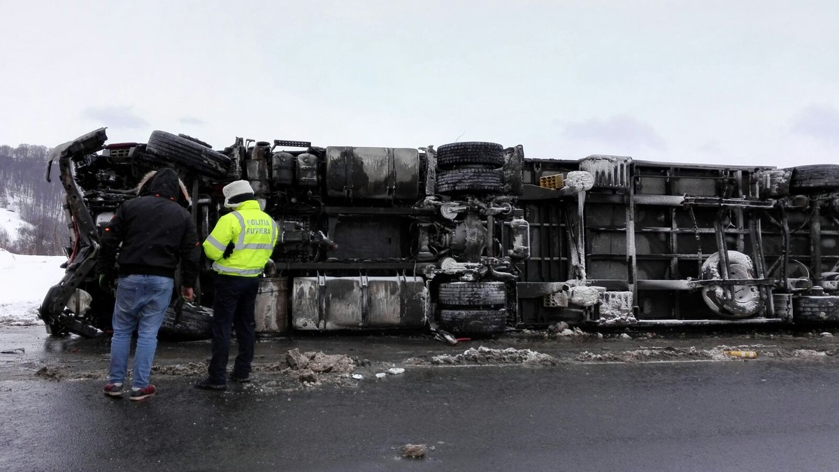 Macaraua care trebuia să ridice TIR-ul răsturnat pe DN1, la Perșani, a sosit după zece ore de la accident