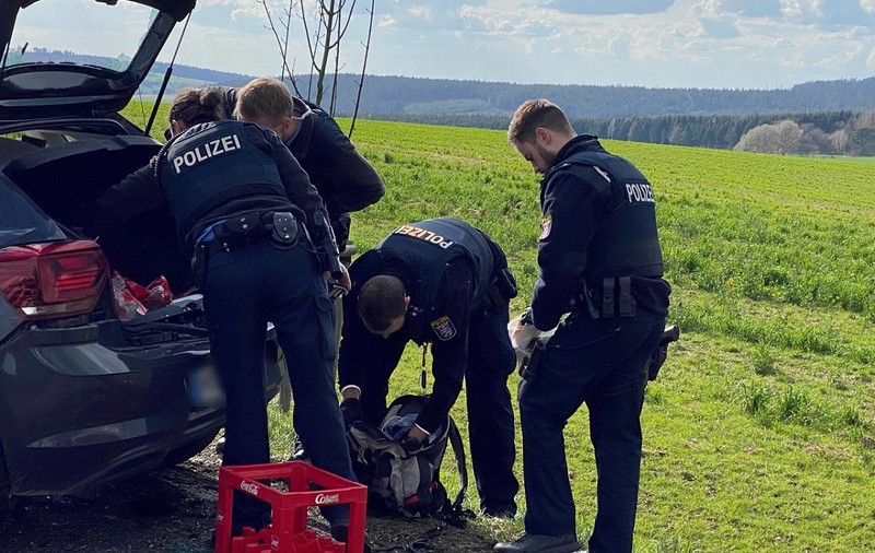 Un mort și o pungă plină cu bani într-un VW Polo care s-a izbit violent de un copac, pe o șosea în linie dreaptă din Germania