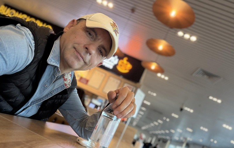 Cât a dat Dan Negru pe o sticlă de apă în aeroport. Prezentatorului TV nu i-a venit să creadă. „În România apa potabilă e un lux”