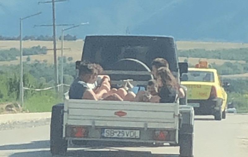 Șoferul filmat cu remorca plină de copii, pe o stradă din Sibiu, nu a fost încă identificat