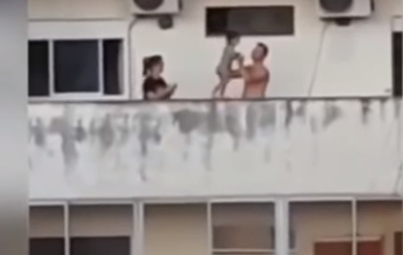 VIDEO | Un tată și-a pus copilul mic să meargă pe balustrada unui balcon de la etajul 7! Mama făcea poze!