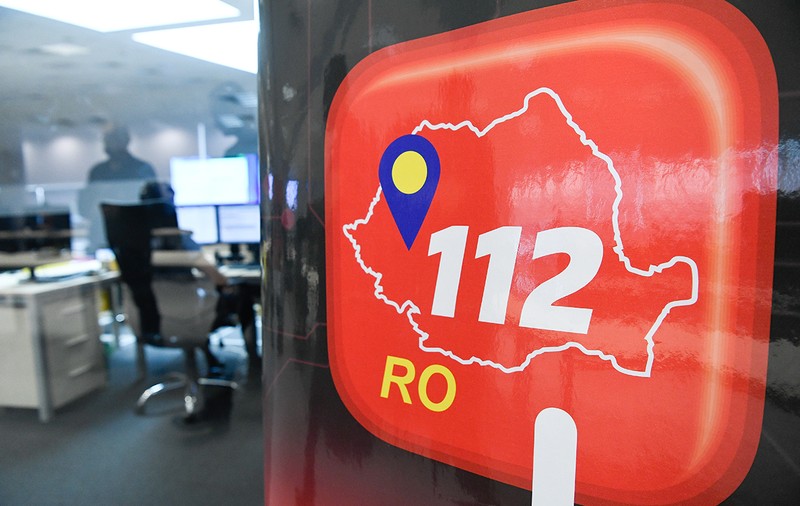 Un bărbat a sunat la 112 și a amenințat că își va omorî soția, însă dispecerul i-a închis telefonul în nas. La scurt timp, femeia a fost incendiată