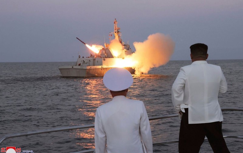 Phenianul publică imagini cu Kim Jong Un care supraveghează un test cu rachete în timp ce Coreea de Sud și SUA încep exerciții militare comune