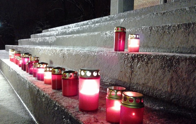 Timişorenii AU ÎNFRUNTAT VISCOLUL şi au APRINS SUTE DE CANDELE, spunând "RESPECT, AURA ION" | FOTO