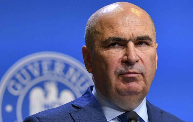 Bolojan, guvernare cu demisia pe masă: 10% din posturile ocupate din administrația locală, eliminate. TVA ar putea crește în HoReCa. Întrebările evitate de premier