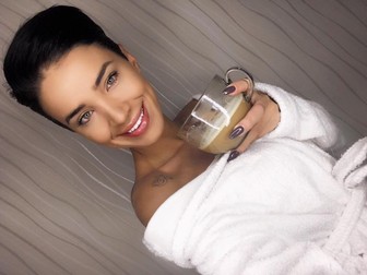 Adelina Pestrițu s-a pozat la primele ore ale dimineții, în timp ce bea cafeaua