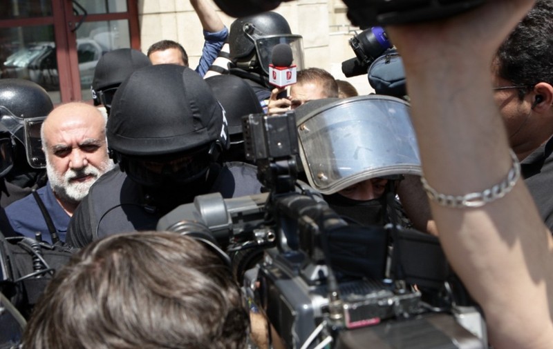Omar Hayssam în momentul în care este dus în arest la București