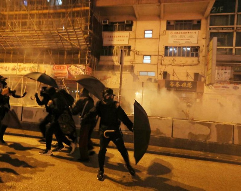 De Revelion, la Hong Kong s-au ciocnit cocktailuri Molotov