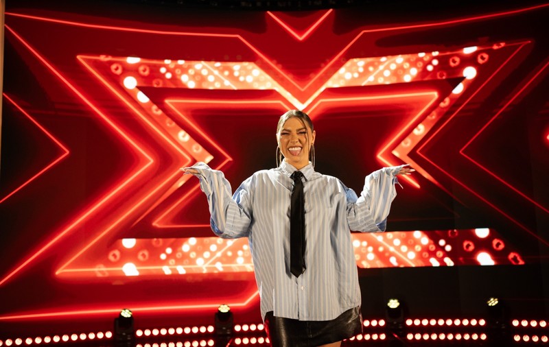 Jo revine pe scena X Factor 2025, la 14 ani de când a fost concurentă, pentru a-și susține prietena cea mai bună. Detalii din culise