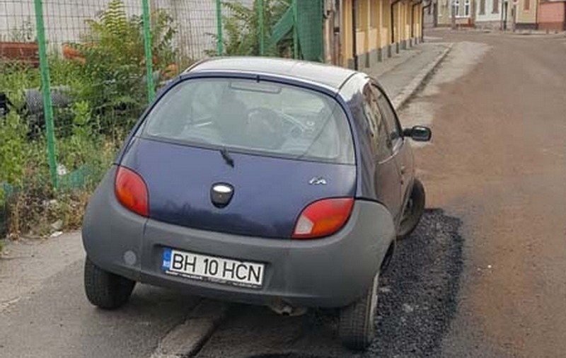 „Dorel” de Oradea. Muncitorii au asfaltat strada în jurul unei mașini parcate