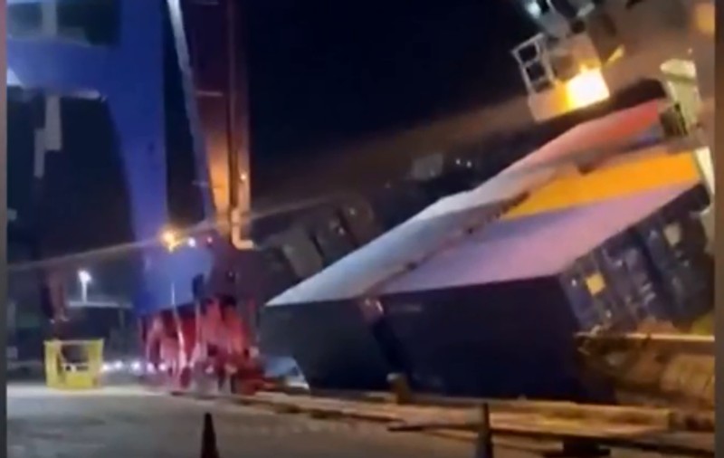 O navă rusească de 5.000 de tone s-a răsturnat în portul din Istanbul. Marinarii sar în apă pentru a-și salva viața