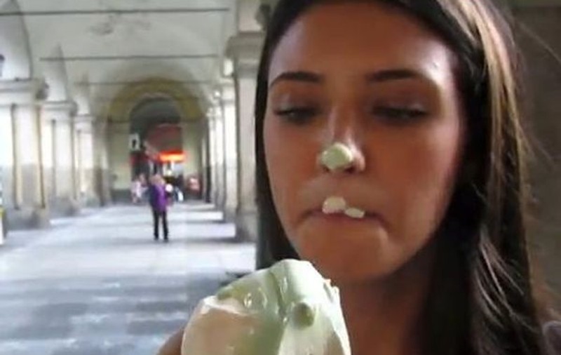 În câte feluri crezi că poate Antonia să mănânce înghețată? Vei fi uimit! | VIDEO