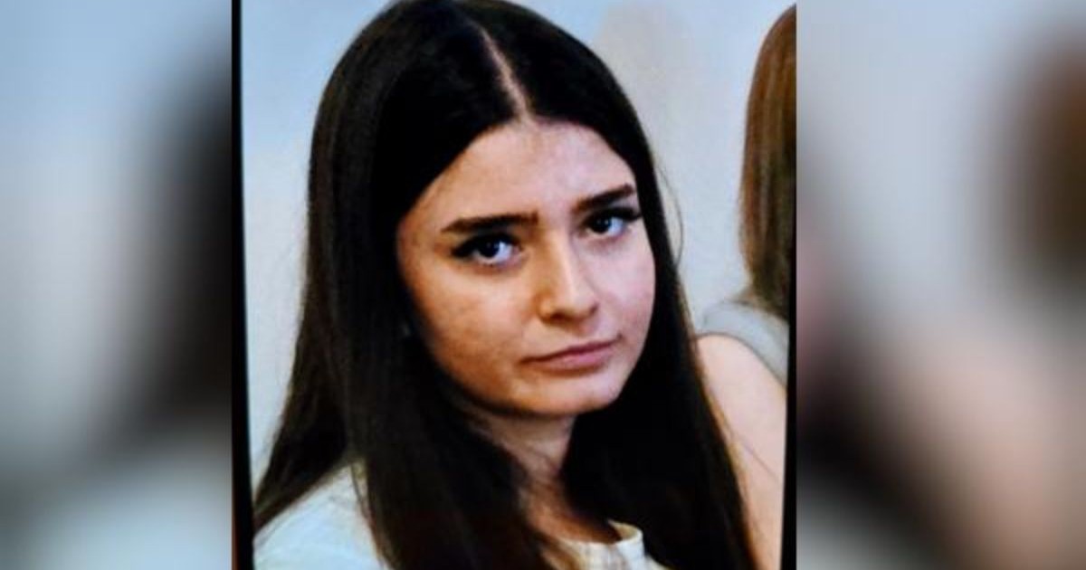 Fotografie în prim plan cu Alexandra Popa, românca de 18 ani dispărută în Colchester, cu părul lung, negru și o bluză de culoare deschisă