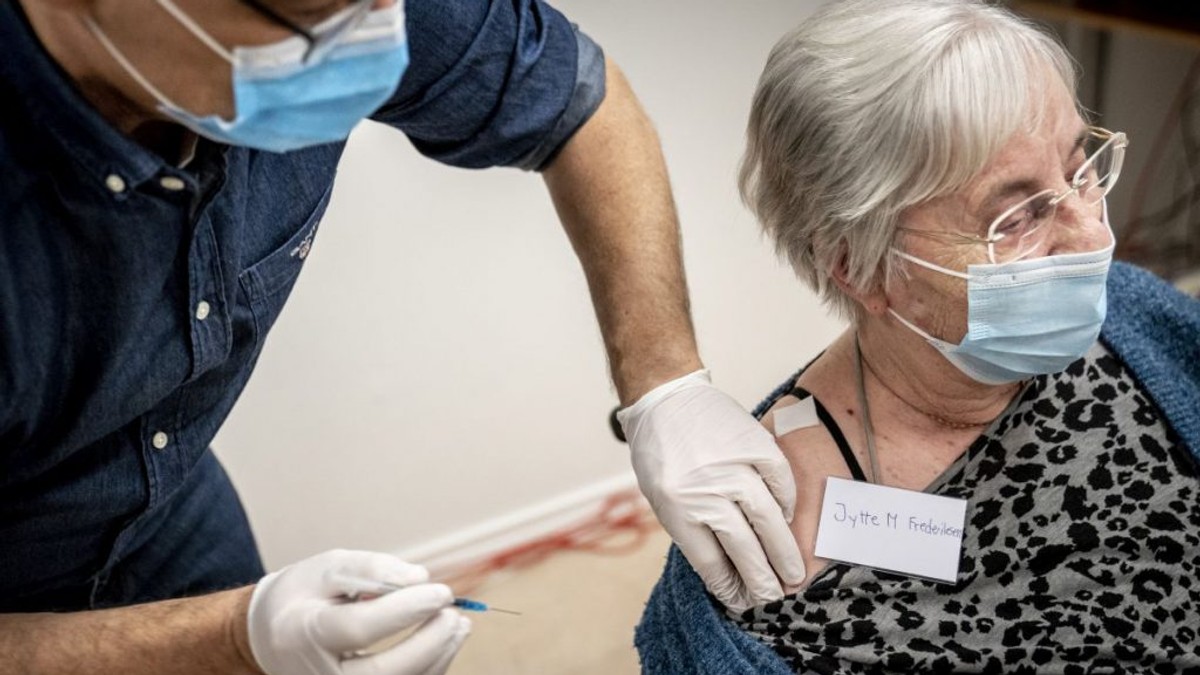 VIDEO INTERVIU. Un expert danez explică succesul vaccinării în statul nordic: „E foarte important ca autoritățile să fie oneste și transparente”