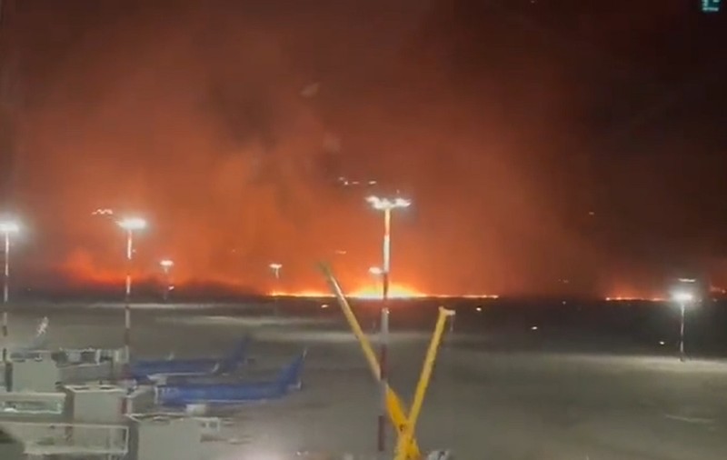 Arde și Sicilia! Imagini video dramatice cu aeroportul din Palermo înconjurat de flăcări