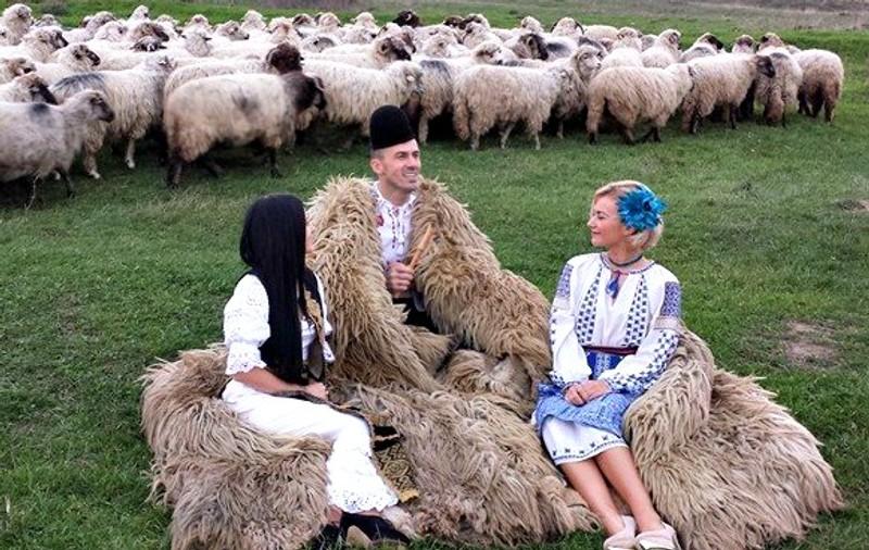EXCLUSIV / S-a mutat din Chicago în... stână! Povestea artistului român care, după 15 ani trăiți în SUA, și-a regăsit muza între oi!