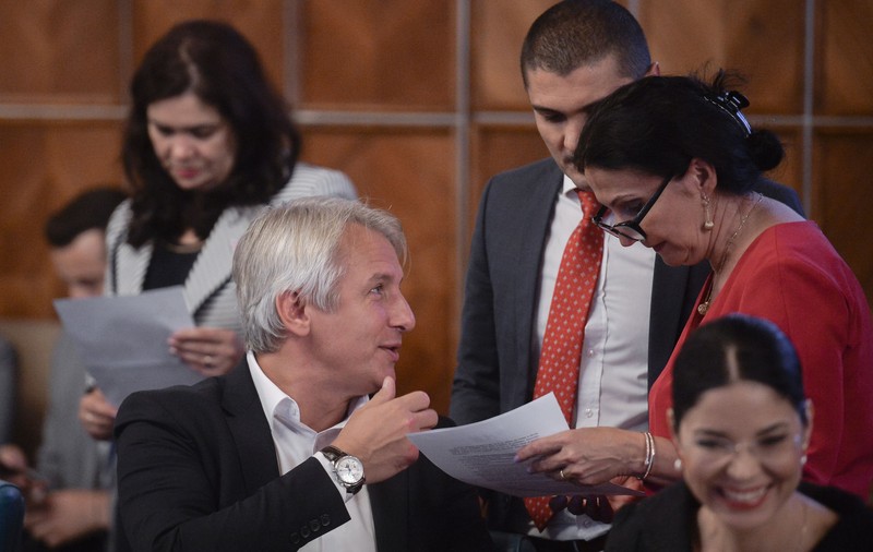 Sindicaliștii care lucrează în penitenciare îi acuză pe Birchall și Teodorovici că nu le plătesc toate drepturile salariale