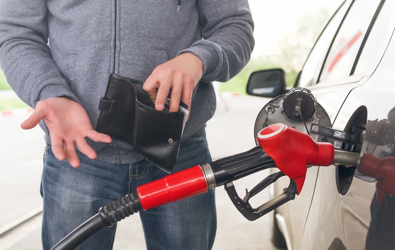 Prețul petrolului a scăzut cu 30%, dar carburanții abia s-au ieftinit. Ce se întâmplă cu prețurile la pompă