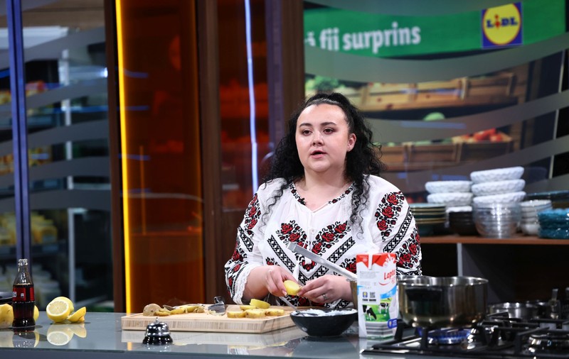 „Chefi la cuțite”, 17 noiembrie 2025. O concurentă își spune povestea emoționantă: „Când aveam 9 ani, ne-a luat foc casa”