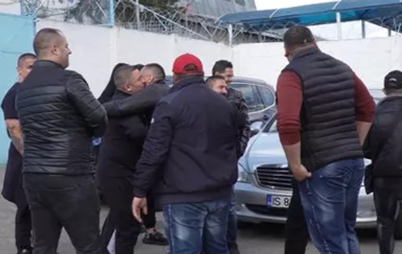 Frații Corduneanu, urale în fața Penitenciarului Iași, după ce „Regele” clanului a ieșit din pușcărie
