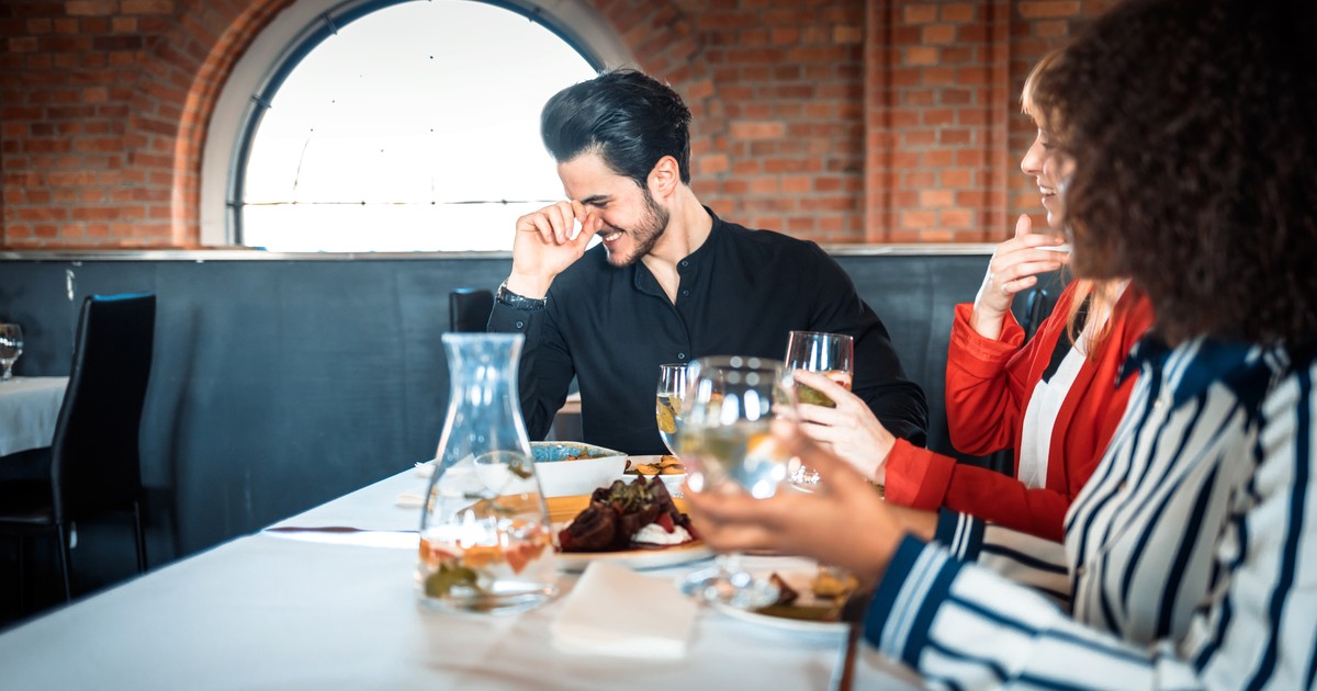 Clătite Hortobagyi cu carne - Trei tineri care se bucură de o masă la restaurant