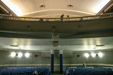 Spectatorii se pregătesc pentru proiecția filmului ’’Nopți Albe’’