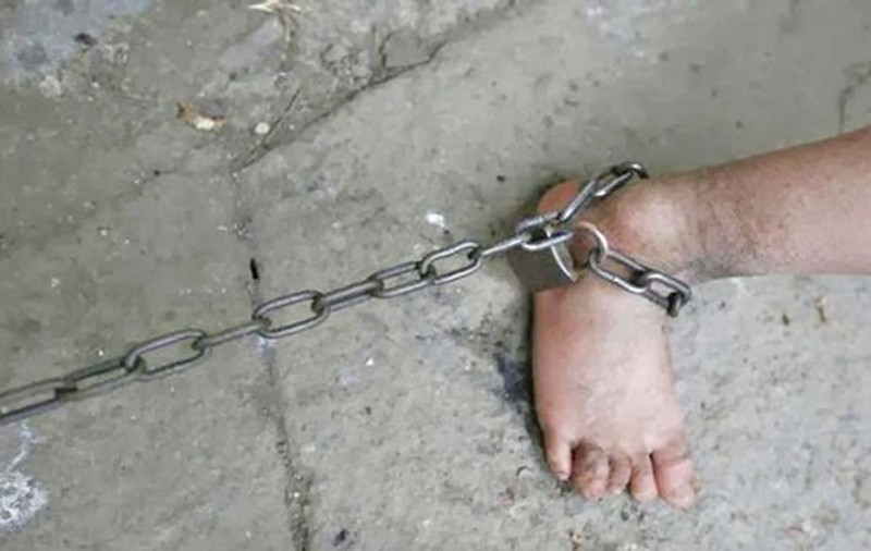Un român din Italia și-a ținut copilul legat cu un lanț, fără apă și mâncare. Bărbatul a fost reținut