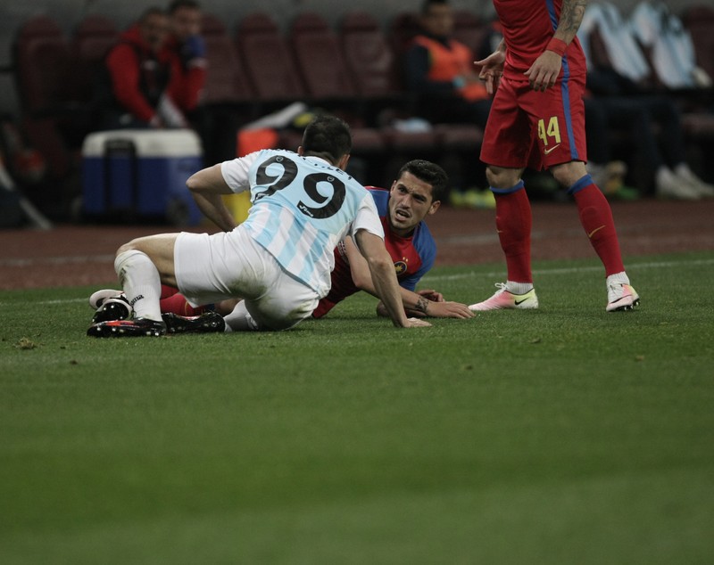 Crăciunescu, revoltat că stewarzii au intrat pe teren la meciul Steaua - ASA: ”Ce facem, aducem trupele speciale?” | GALERIE FOTO