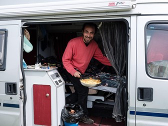 Dorel Frumușanu călătorește de o lună prin Portugalia cu autorulota în care are un laborator foto mobil și își developează și printează singur fotografiile.