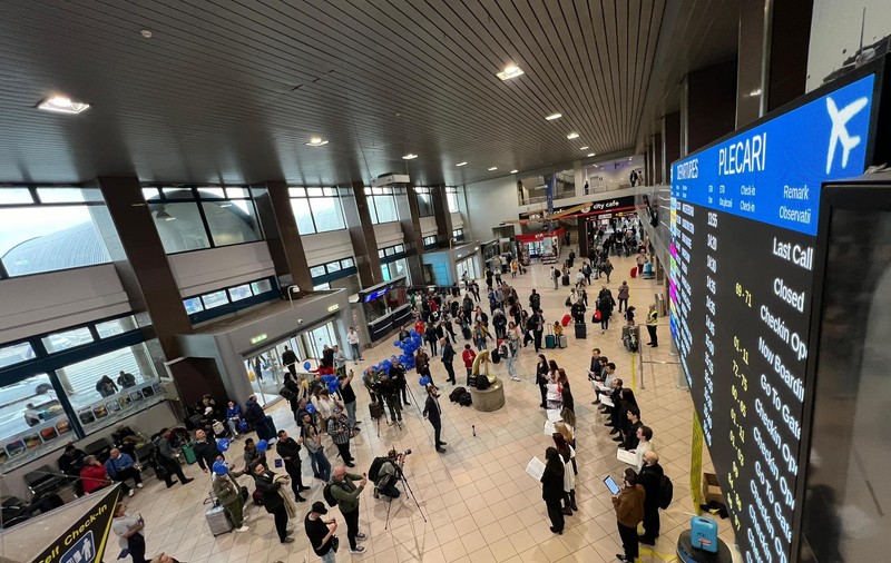 Ai nevoie de o priză pe Aeroportul „Henri Coandă” din București? N-ai nicio șansă să-ți încarci telefonul sau laptopul