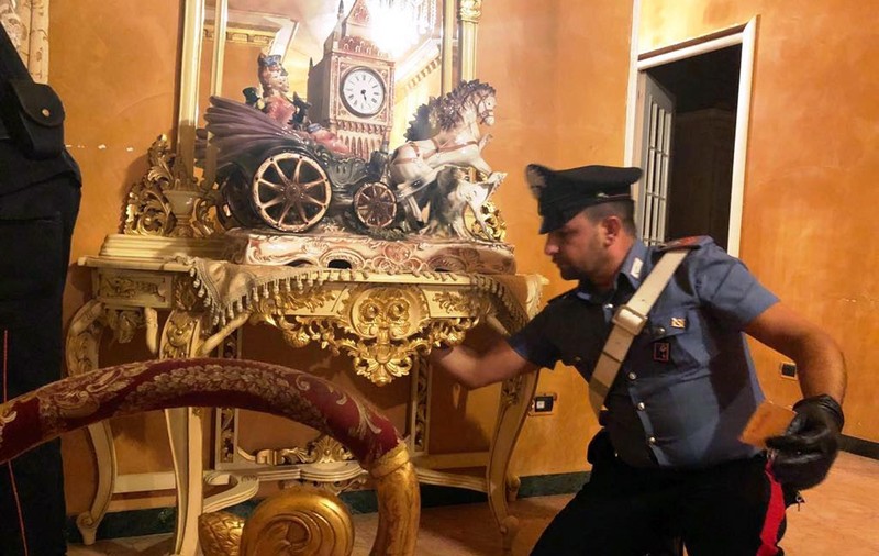 FOTO | Imagini cu interiorul casei acoperite cu aur al celui mai temut grup mafiot din Italia