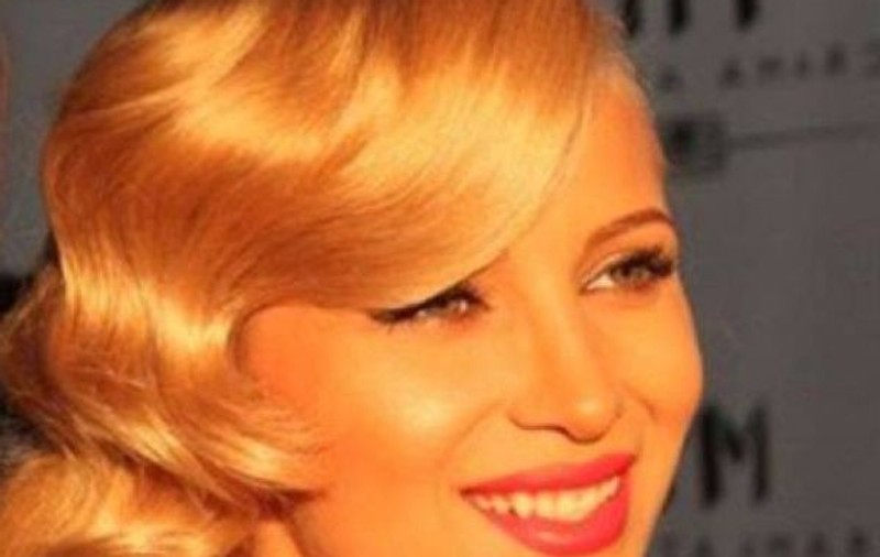 Lora, ENERVATĂ de SURORILE LESBIENE. Vezi ce reacţie are artista | FOTO INCENDIARE ÎN ARTICOL