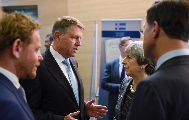 Klaus Iohannis se întâlneşte cu premierul britanic Theresa May, la Londra. Președintele participă și la o recepție organizată pentru aniversarea Prințului Charles