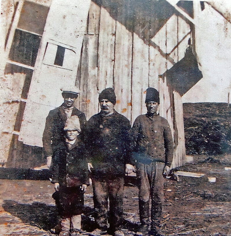 Strabunelul Andrei înconjurat de ajutoarele sale, anii '30