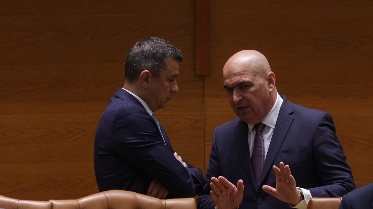 Ilie Bolojan și Sorin Grindeanu discută în Parlament.