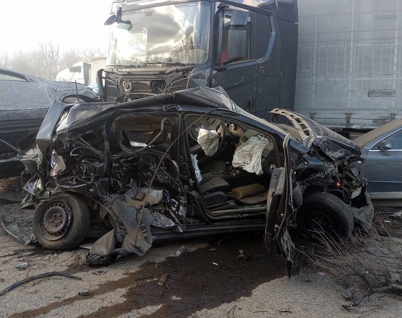 Un cadavru a fost găsit sub epavele mașinilor arse în accidentul uriaș din Ungaria, unde trei români sunt printre victime