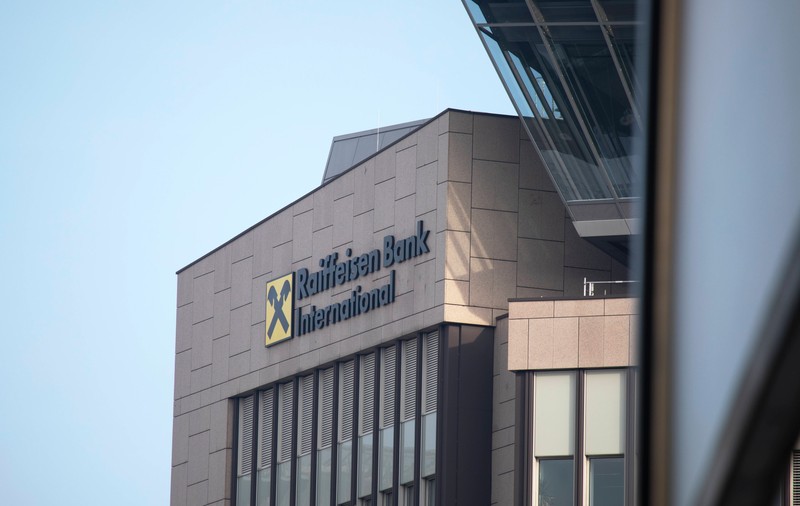 Raiffeisen Bank Internațional, amenințată de SUA cu tăierea accesului la dolari, din cauza afacerilor din Rusia. Măsura ar duce la colapsul băncii